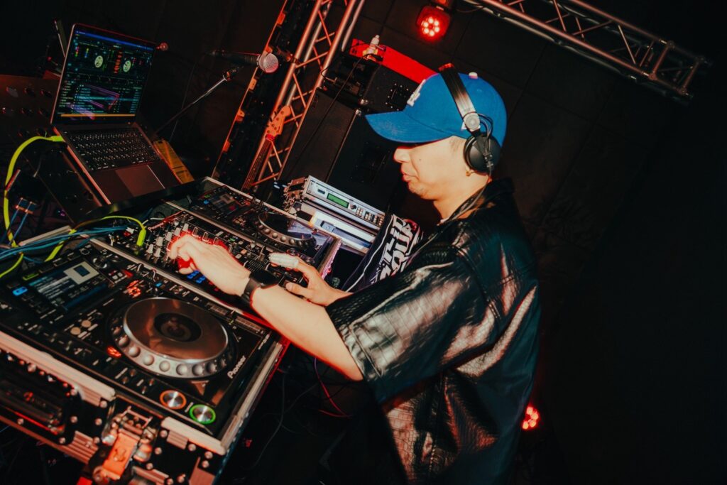 DJ機材を操作するHIDe