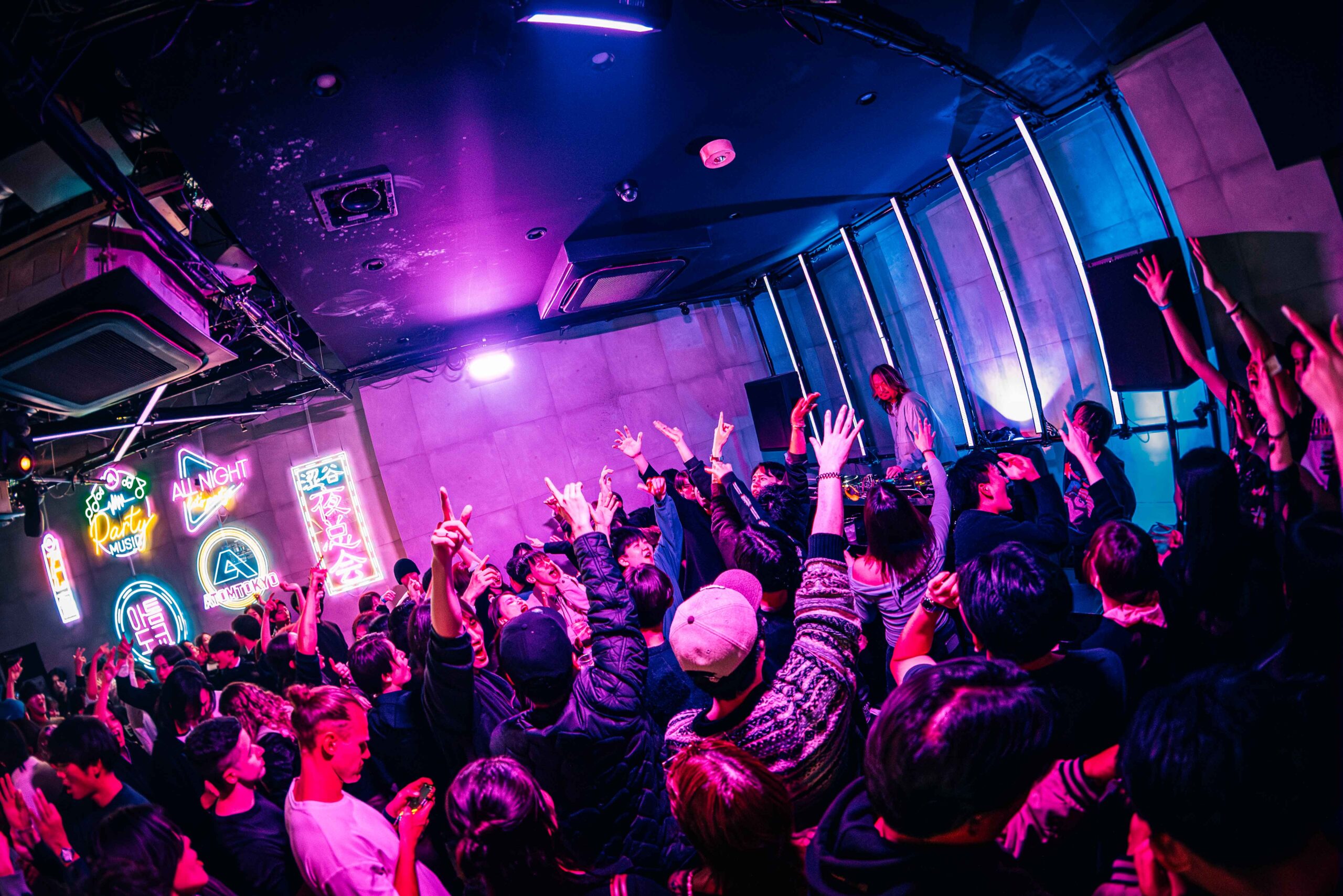 KAZIのDJプレイに手を上げて応えるフロアのお客さん