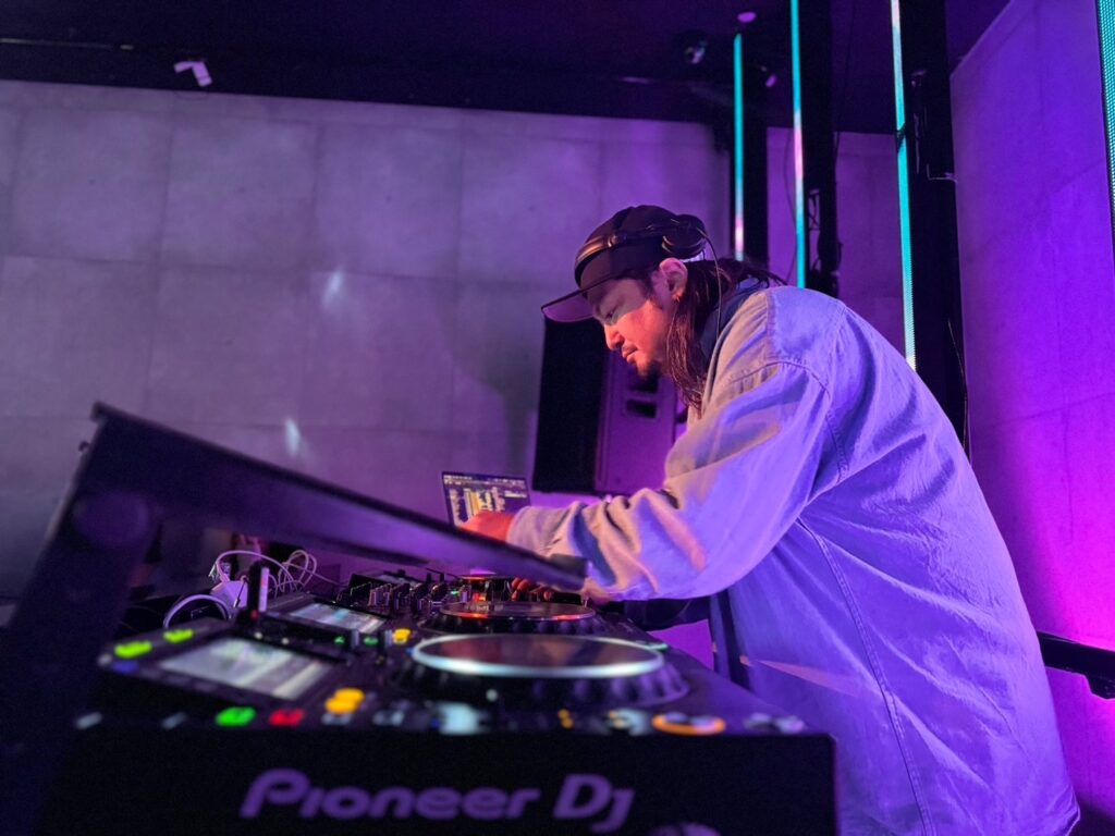 DJブースで楽曲をプレイするKAZI