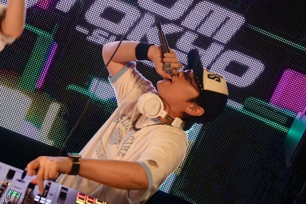 マイクを手にお客さんへ呼びかけるDJ 4⤴︎