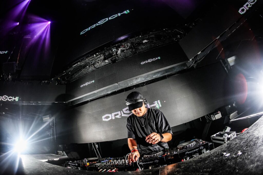 DJ機材を操作するOROCHIさん