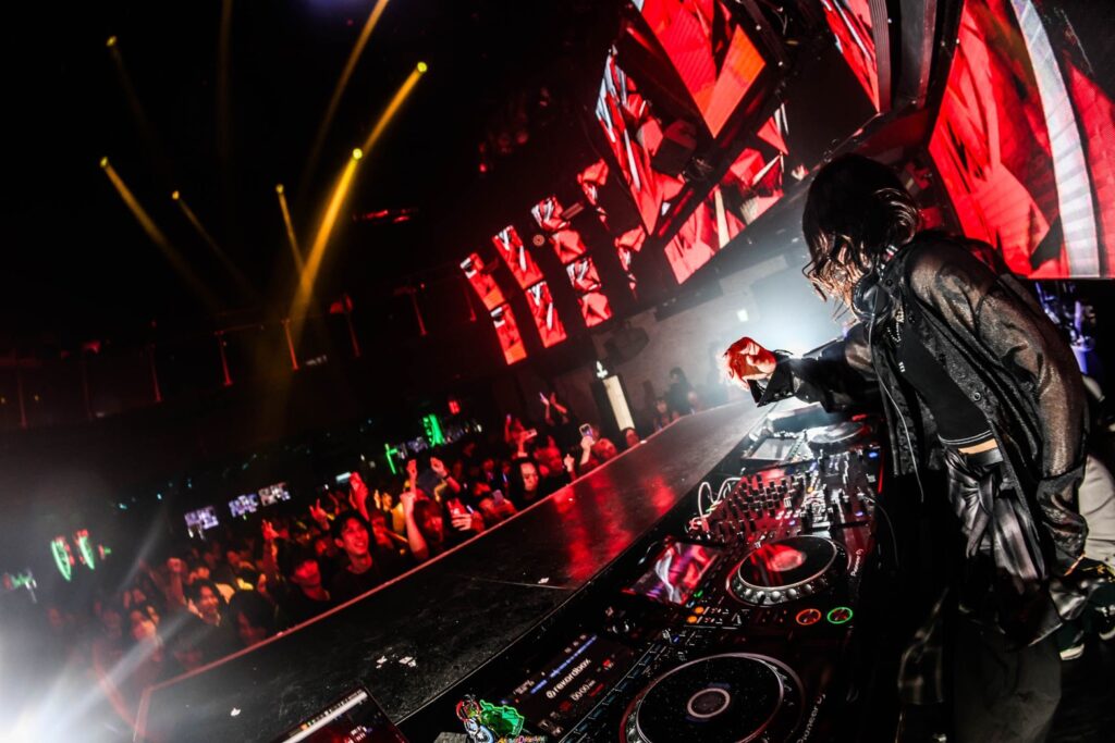 DJブースからフロアに向き合い、プレイするshikiさん