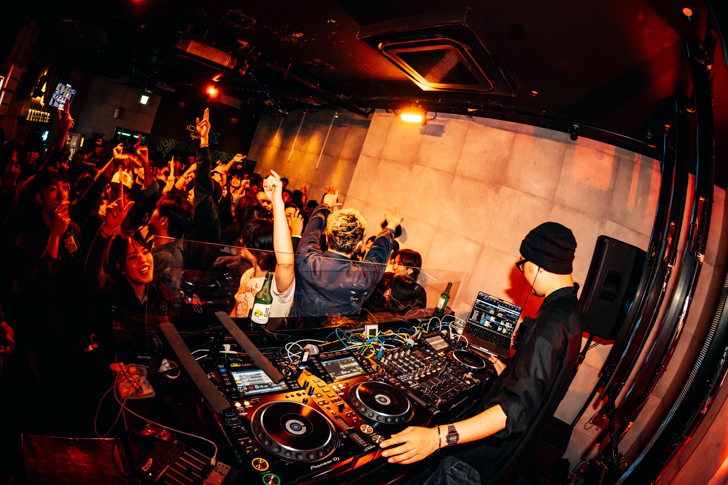 DJブースからお客さんのいるフロアに向き合うWATAさん