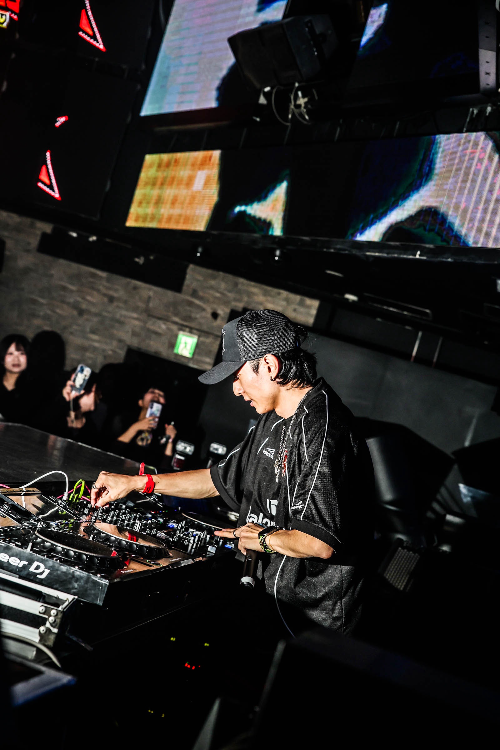 DJブースで機材を操作する村長さん